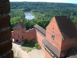 Burg Turaida am Ufer des Flusses Gauja